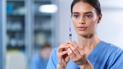 Врач держит шприц